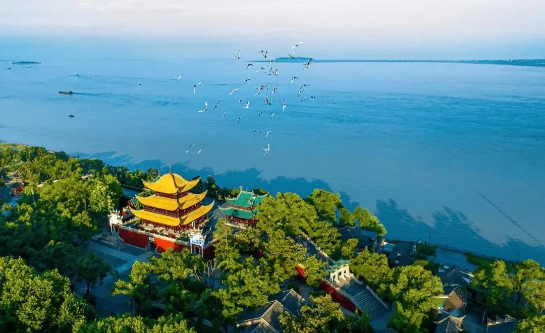 唐詩名句湖光秋月兩相和潭面無風(fēng)鏡未磨贊美的是哪里的美景