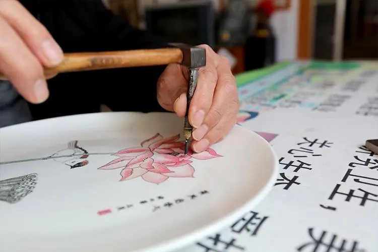 哪種非遺工藝被稱為瓷器上的刺繡藝術(shù)